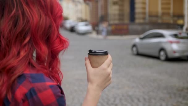 Menina de cabelo vermelho segurando um copo de papel
 - Filmagem, Vídeo
