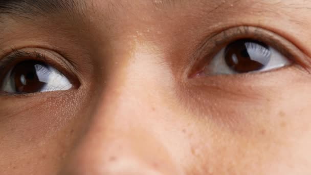 Close Up di asiatica donna lampeggiante Occhi e lentiggini sul suo bel viso. - Filmati, video