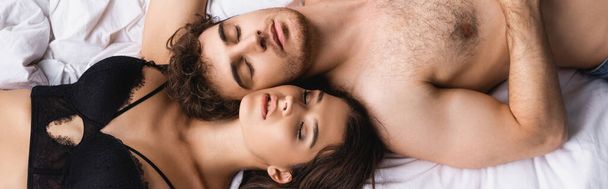 panoramik konsept: üstsüz erkek ve kadın gözleri kapalı evde yatakta uyuyor. - Fotoğraf, Görsel