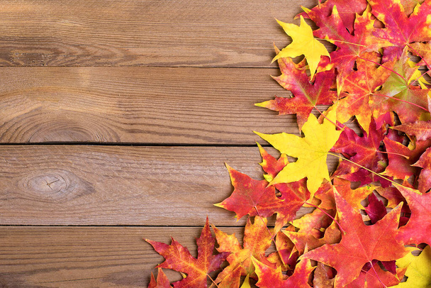 Háttér textúra régi fa asztal és sárga őszi lehullott juharfalevelek Top view Flat lay copy space Helyszín szöveg Helló ősz, szeptember, október, november, természet koncepció Rusztikus stílus - Fotó, kép