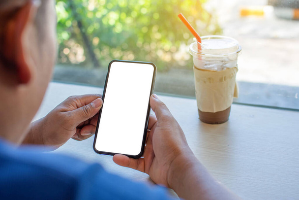 Männer nutzen Smart in Cafés Handy-Bildschirm für grafische Bildschirmbearbeitung - Foto, Bild