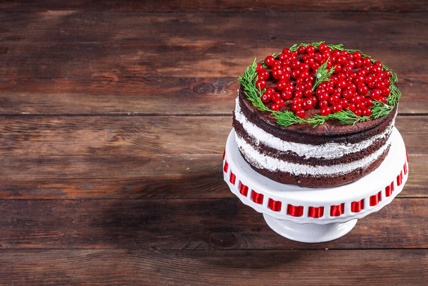 ciasto czekoladowe żurawina czerwone jagody Wesołych Świąt Nowy rok deser pieczenie świąteczne jedzenie tło widok góry kopia miejsca na tekst organiczne zdrowe odżywianie - Zdjęcie, obraz