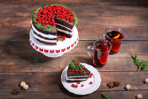 шоколадный торт клюква красные ягоды с Рождеством Новый год десерт выпечки праздничный пищевой фон вид сверху скопировать пространство для текста органического здорового питания - Фото, изображение