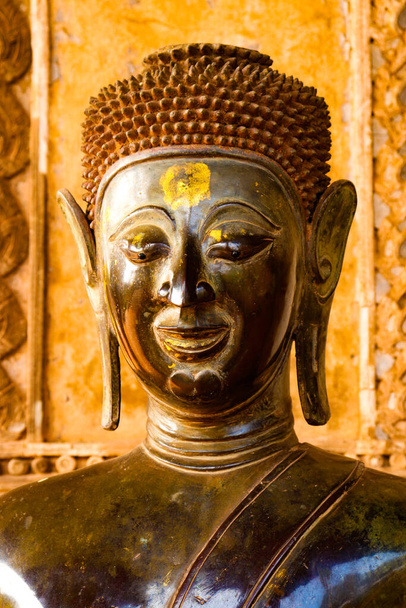 Vista da vicino della statua di Buddha, Haw Phra Kaew Temple, Laos - Foto, immagini