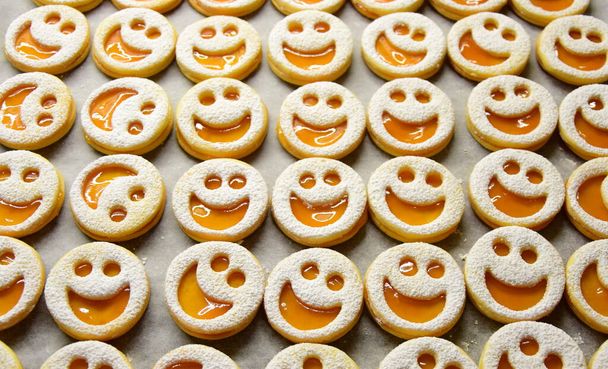 Земляные печенья со смеющимся лицом, наполненным вареньем - Фото, изображение