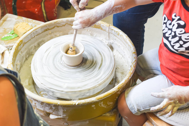 Děti vyrábějící keramiku během keramické lekce s hlínou - Fotografie, Obrázek