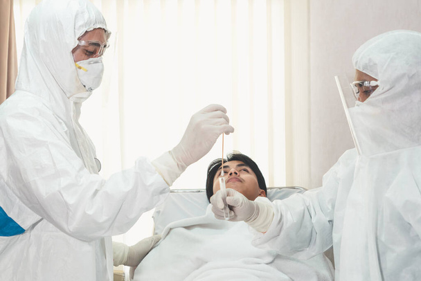 Lääkäri saada nenänielun Swab näyte testata covid 19 tai koronavirus infektio potilaalta. Covid-19 lääkärintarkastuksen henkilöstön palvelukonsepti . - Valokuva, kuva