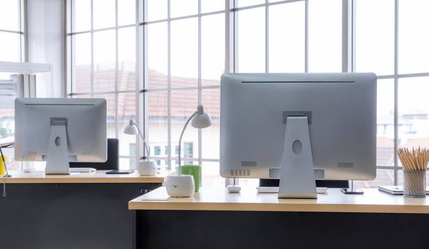Ordenadores de sobremesa para PC en oficinas pequeñas y modernas. Interior del lugar de trabajo de moda. - Foto, Imagen
