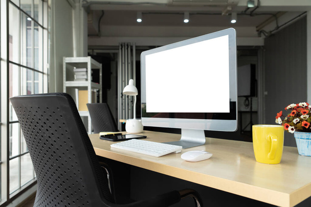 Üres számítógép monitor képernyő design mock up sablon modern kis irodai belső vagy otthoni irodában. Stílusos munkahely a kreatív foglalkozás számára. - Fotó, kép