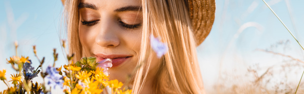 website header van sensuele blonde vrouw ruiken boeket van wilde bloemen, selectieve focus - Foto, afbeelding