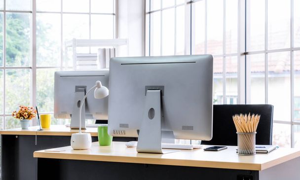 Küçük modern ofisteki ya da ofisteki masaüstü bilgisayarları. Moda işyeri iç mimarisi. - Fotoğraf, Görsel