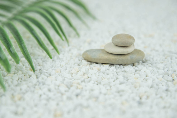 Pyramiden aus grauen und weißen Zen-Kieselsteinen auf weißem Hintergrund. Konzept der Harmonie, Balance und Meditation, Wellness, Massage, Entspannung - Foto, Bild