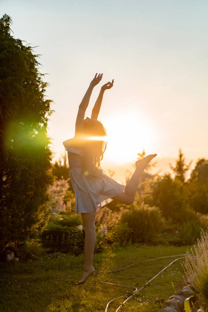 young woman spending time in the countryside, sunset  fun in nat - Foto, Imagem