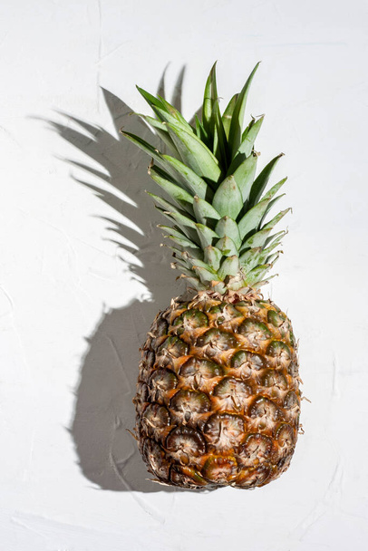 Verse ananas op een witte achtergrond. Zomer concept. Vlakke lay, bovenaanzicht. - Foto, afbeelding