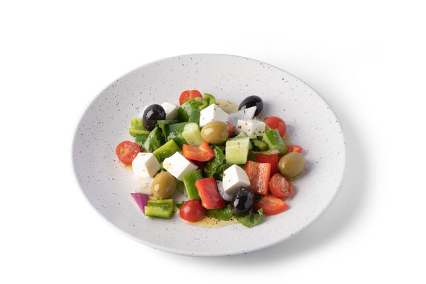 Salade grecque sur assiette blanche pour la livraison, nourriture végétalienne - Photo, image