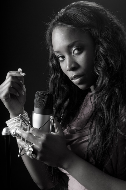 Black woman singer in the recording studio - Foto, immagini