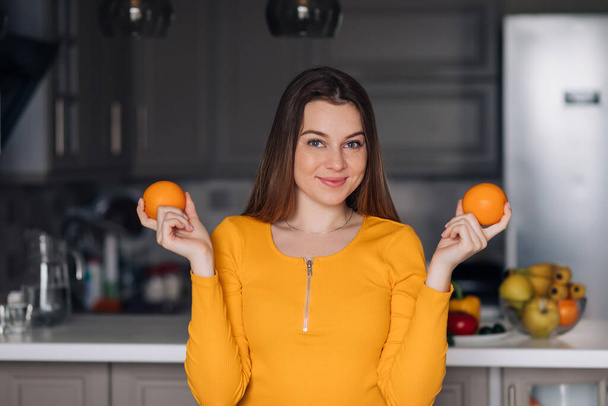 young beautiful woman with orange - Foto, afbeelding