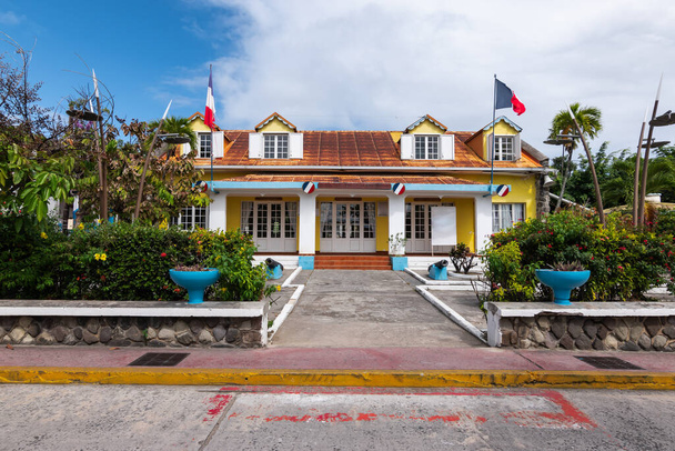 Terre de Haut, Guadeloupe, Les Saintes. Buntes Rathaus in der Innenstadt. - Foto, Bild