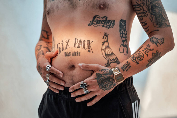 Gángster con anillos y pasa horas acariciando su gruesa barriga con tatuajes raros y humorísticos - Foto, Imagen