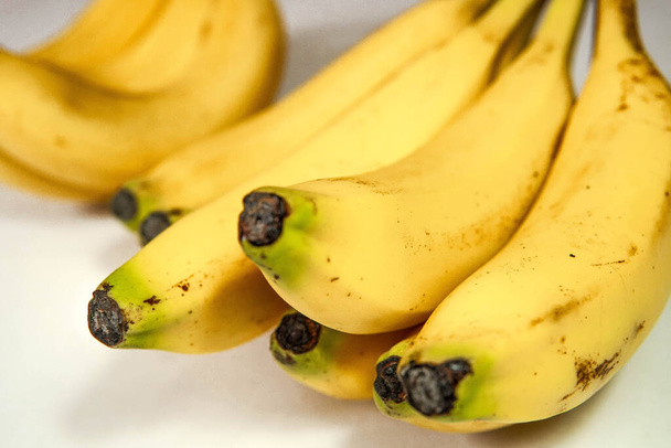 bananas empilhadas em um fundo branco
 - Foto, Imagem