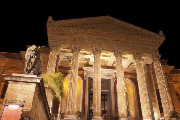 Teatro Massimo de noche. Palermo
 - Foto, Imagen