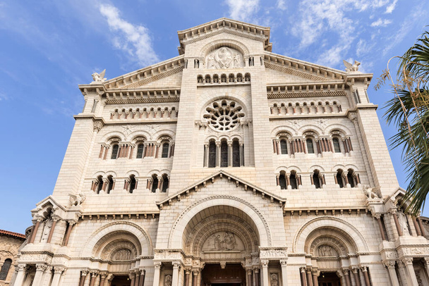 Vista en la fachada de la catedral de Montecarlo, Mónaco. - Foto, imagen