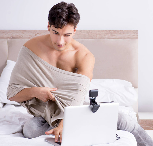 Fiatal szexi férfi online társkereső koncepció - Fotó, kép