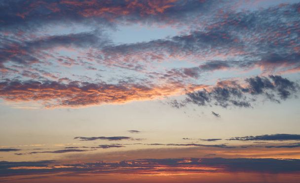 Nublado céu azul e laranja início morinnig ao nascer do sol
 - Foto, Imagem