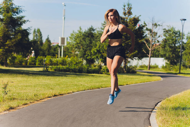 young woman jogging in the park in summer. - Foto, imagen