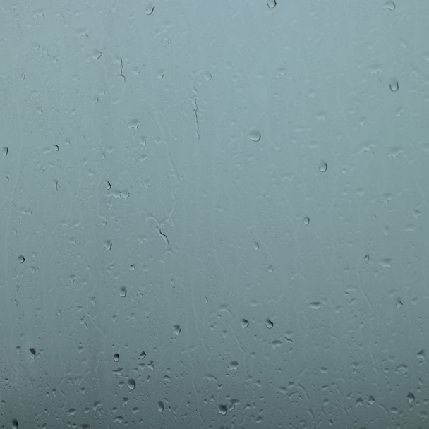 σταγόνες βροχής σε ένα παράθυρο - Φωτογραφία, εικόνα