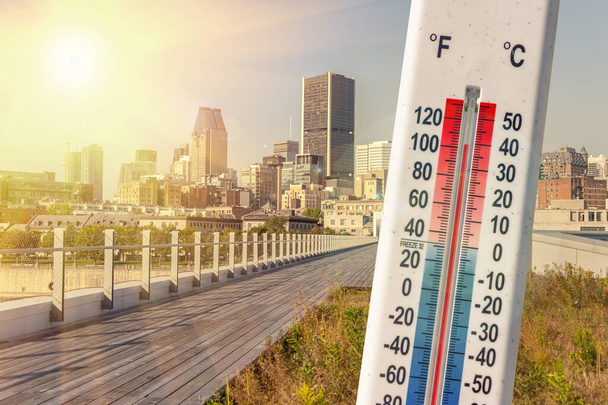 Termômetro em frente ao horizonte de Montreal durante a onda de calor no Canadá
 - Foto, Imagem