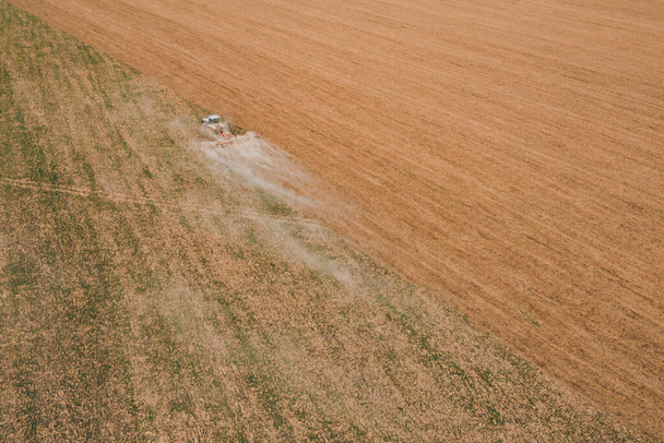 Velké zemědělské stroje na ukrajinských polích, obdělávání karpatských polí před výsevem obilnin, pole se nacházejí v blízkosti lesu.2021 - Fotografie, Obrázek