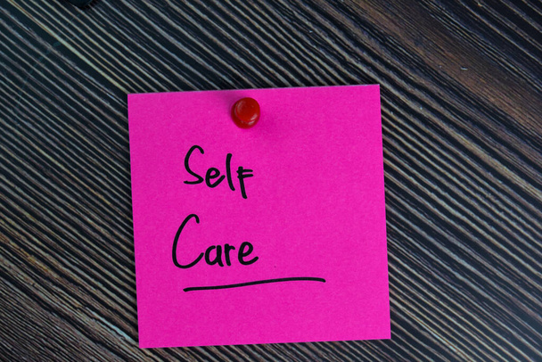 Self Care écrire sur des notes collantes isolées sur le bureau. - Photo, image