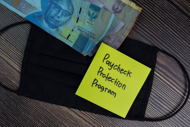 Paycheck Program ochrony napisać na lepkich notatek izolowanych na biurku. - Zdjęcie, obraz