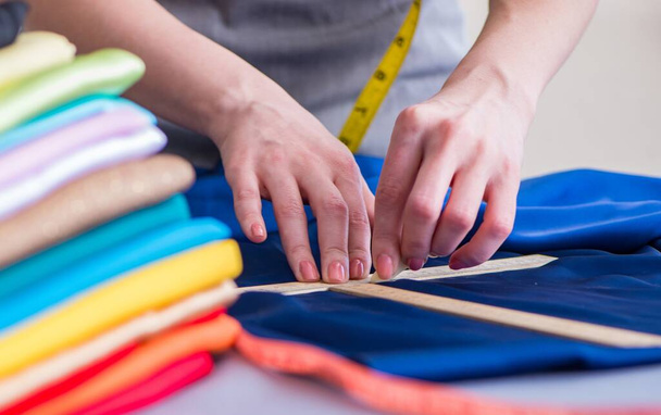 Женщина портной работает над одеждой швейные швы измерения фа - Фото, изображение