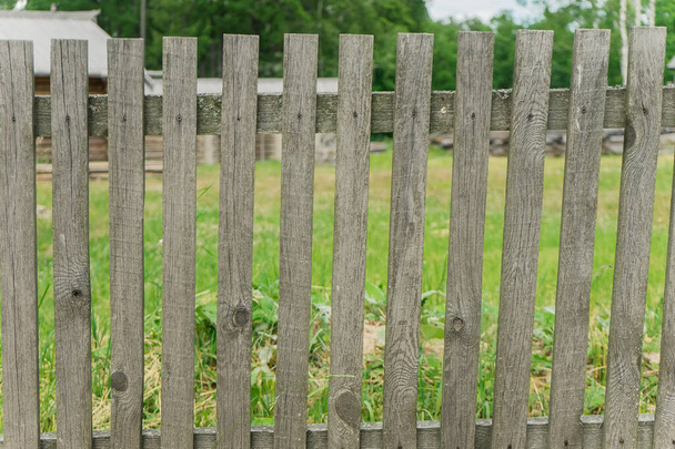 сільський паркан з необроблених дерев'яних дощок
 - Фото, зображення