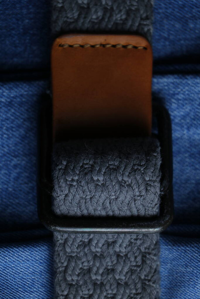 Детальний блакитний джинс на столі
 - Фото, зображення