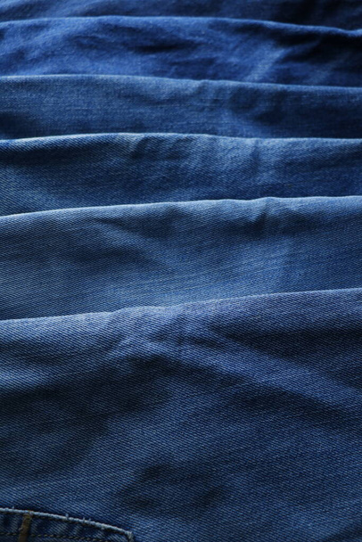 Jean azul detalhado na mesa
 - Foto, Imagem