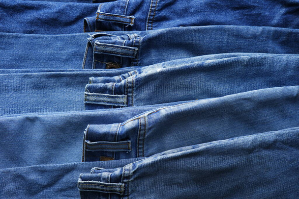 テーブルの上の詳細な青のジーンズ - 写真・画像