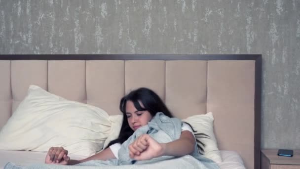 Young woman waking from a healthy sleep - Filmagem, Vídeo