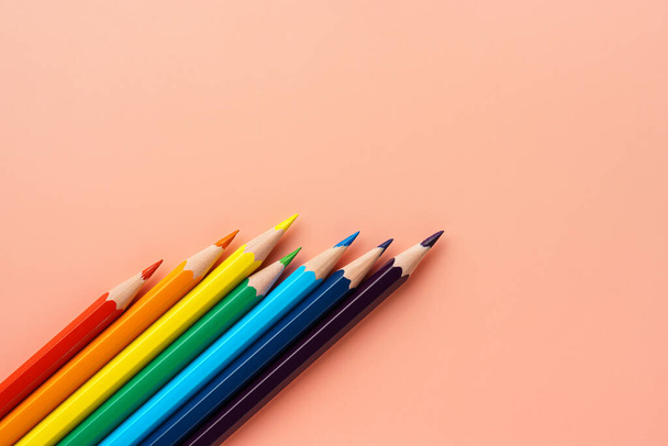 Colored pencils on pink paper - Фото, зображення
