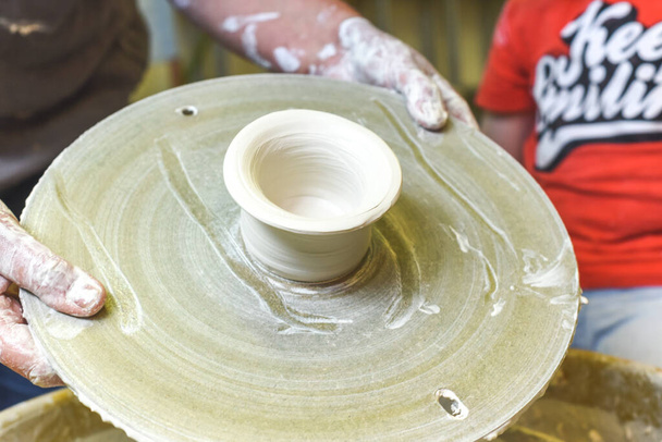 Dzieci produkujące ceramikę podczas lekcji ceramiki z gliny - Zdjęcie, obraz