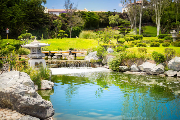 Japanse tuin met stenen lantaarn en reflecties in de vijver in La Serena, Chili - Foto, afbeelding