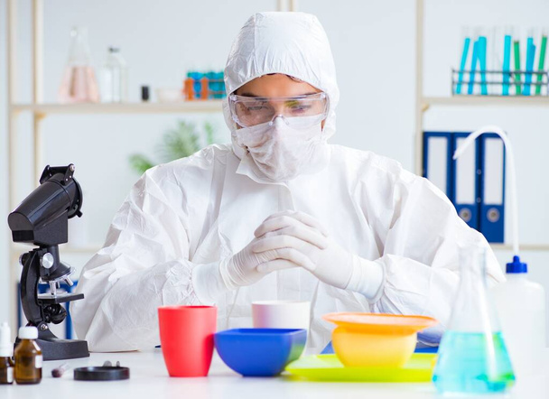 Химик проверяет и тестирует пластиковые тарелки - Фото, изображение