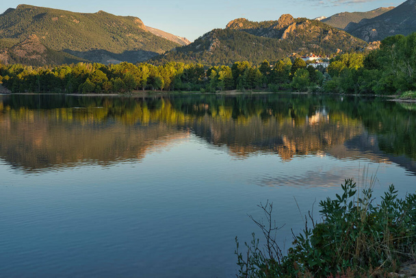 Роздуми над озером показують мирну ранкову східну сцену. Спокійна вода дає відображення навколишнього ландшафту
 - Фото, зображення