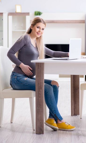 妊娠中の女性は出産の準備をする - 写真・画像