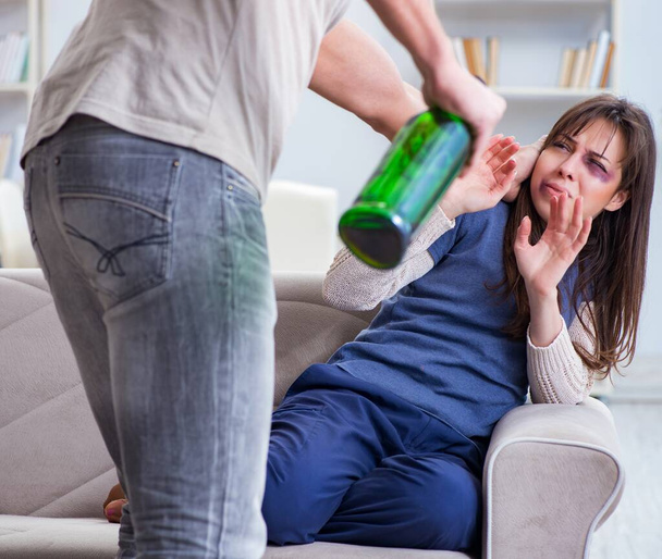 П'яний чоловік зловживає дружиною в концепції домашнього насильства
 - Фото, зображення