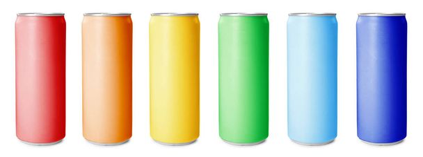 Ensemble avec des canettes de boissons en aluminium de différentes couleurs sur fond blanc. Conception de bannière - Photo, image