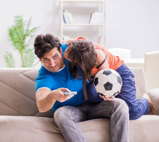Дружина незадоволена, що чоловік дивиться футбол
 - Фото, зображення