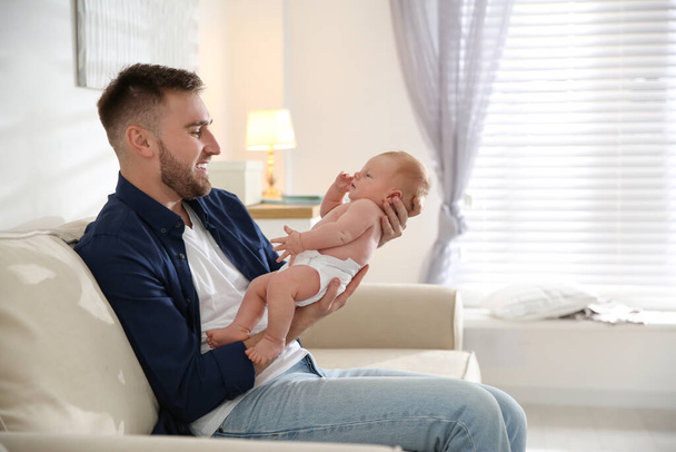 Father with his newborn son at home - Foto, Bild